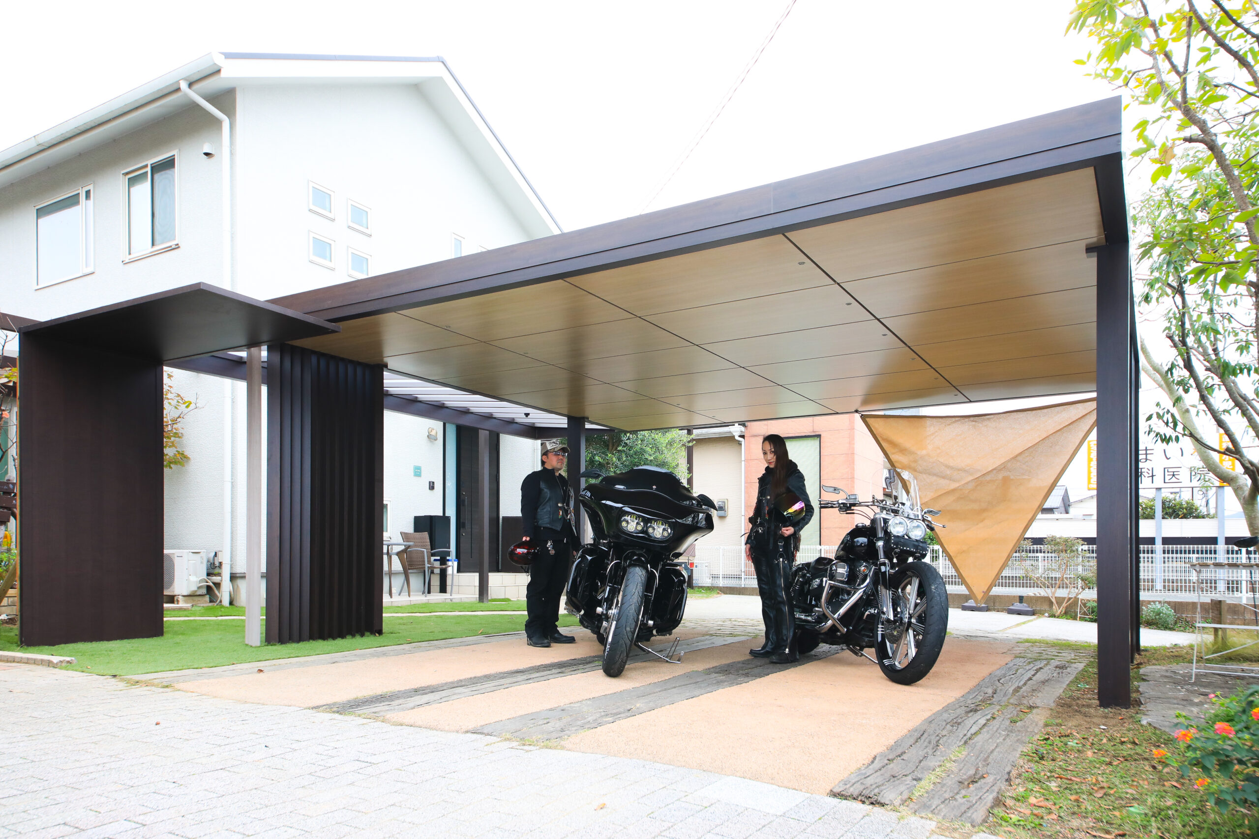 高級車とハーレンが似合うガレージ